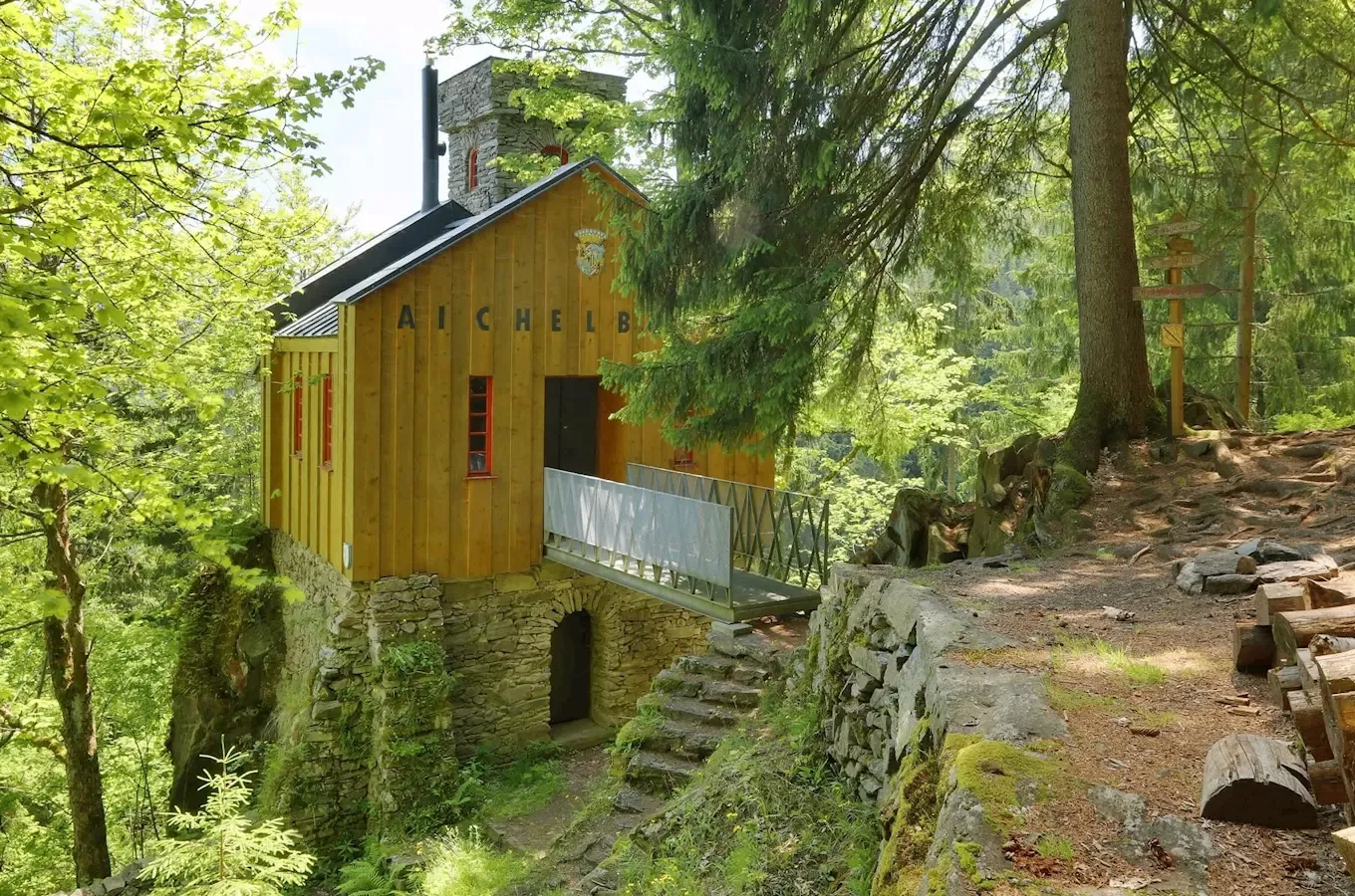 Lesní hrádek Aichelburg nad údolím Úpy u Horního Maršova