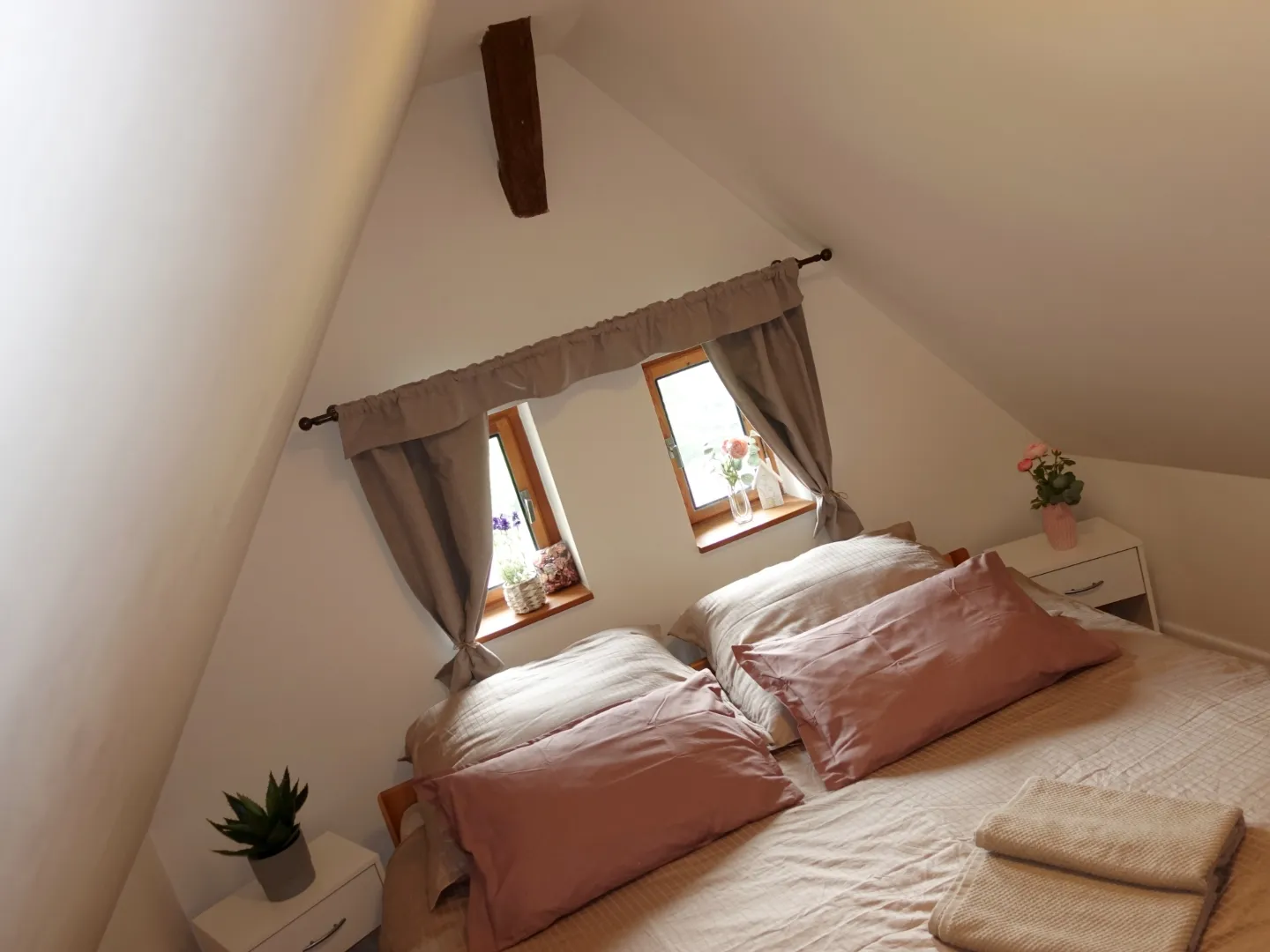 Ložnice s dvěma postelemi pod střechou