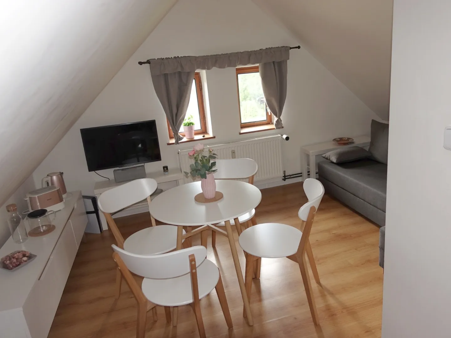 Obývací pokoj s jídelnou a televizí