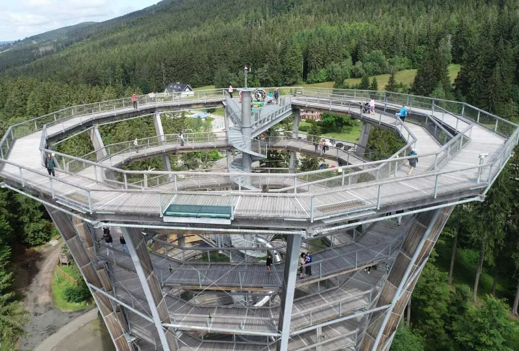 Stezka korunami stromů v Janských Lázních pod Černou horou